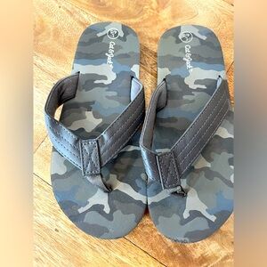 Barely worn Cat & Jack camo flip flops Boys 4-5